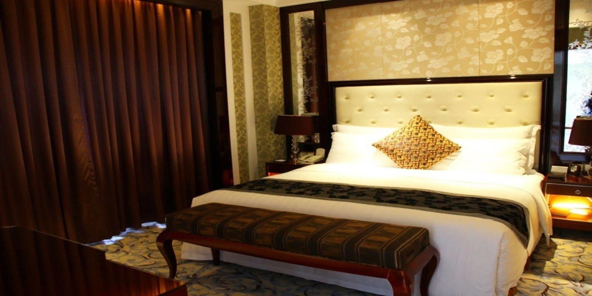 Wyndham Grand Plaza Royale Palace Chengdu Exterior foto